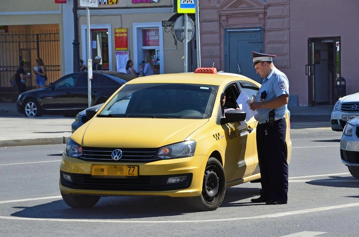 Черная &laquo;Лада&raquo; будет через 28 минут: сколько водителей уйдут из профессии после закона о локализации такси