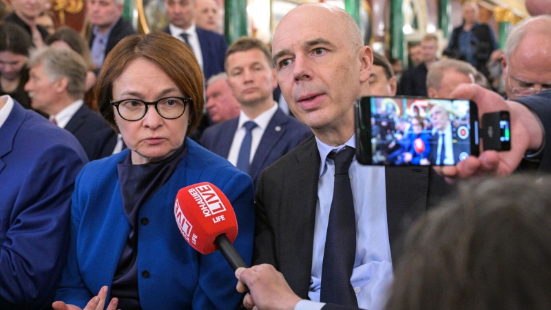 Эксперты &mdash; о решении ЦБ по ключевой ставке: &laquo;Еще немного, и по России ударит кризис&raquo;