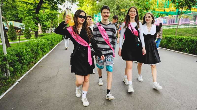 Мальчикам &mdash; в вузы, девочкам &mdash; рожать: государство режет право россиян на обучение