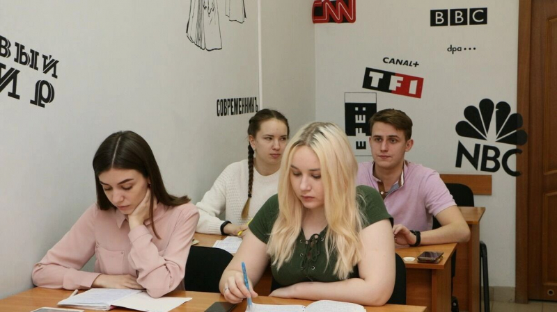 Мальчикам &mdash; в вузы, девочкам &mdash; рожать: государство режет право россиян на обучение