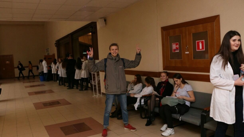Мальчикам &mdash; в вузы, девочкам &mdash; рожать: государство режет право россиян на обучение