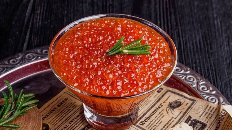 От моря до банки: почему лососевая икра снова дорожает