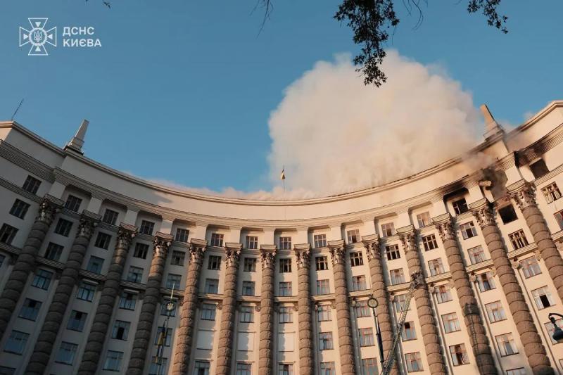 Пожар в здании Правительства Украины охватил уже тысячу квадратных метров