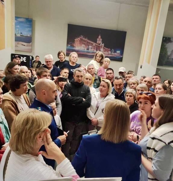 &laquo;Са-мо-лет! Са-мо-лет!&raquo;: пассажиры устроили бунт в аэропорту Екатеринбурга из-за суточной задержки рейса в Анталью