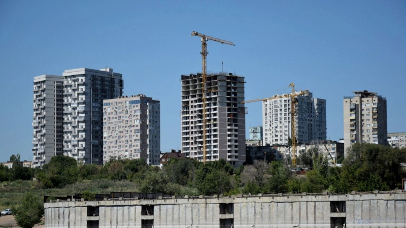 Семейным &mdash; покупать, а бездетным &mdash; ждать два года. Рынок недвижимости осенью-2025