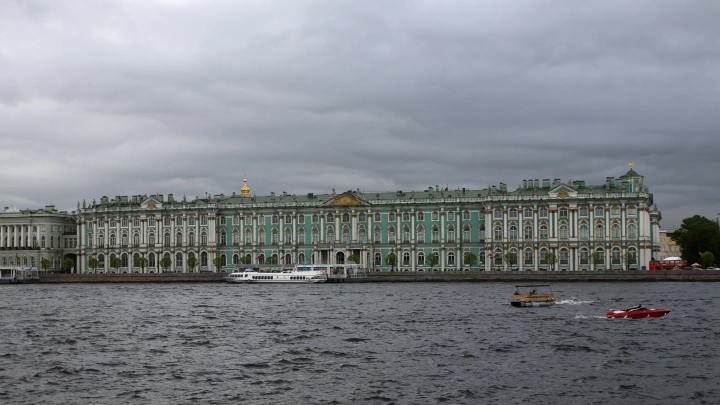 Столкновение на Неве: теплоход "Чародейка" протаранил мост Белинского в Санкт-Петербурге