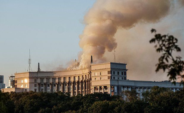 Врут про &laquo;ударили ракетой&raquo;: военкор прокомментировал пожар в&nbsp;здании кабмина в&nbsp;Киеве