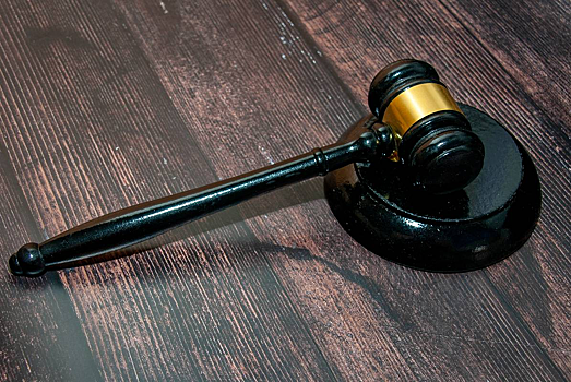 Российского чиновника задержали из-за двух скамеек