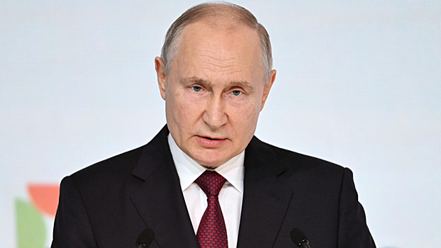 Путин поздравил педагогов с Днем учителя
