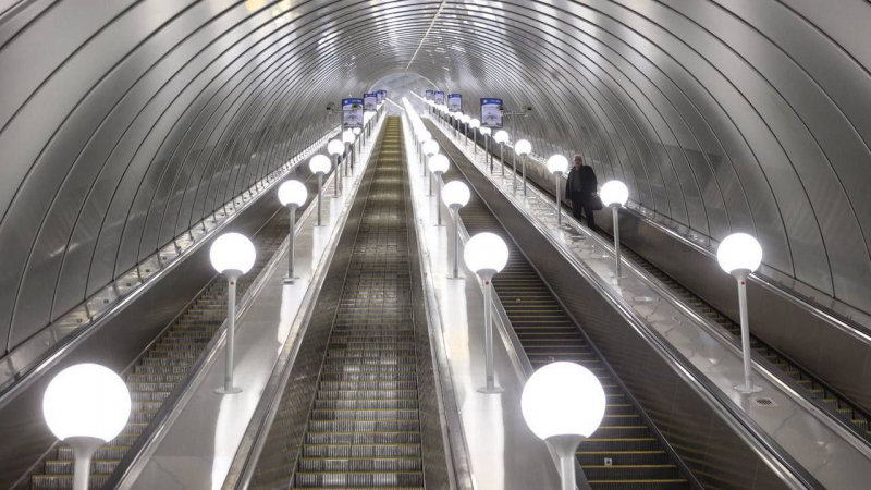 Коллапс в петербургском метро: две станции закрывали на час
