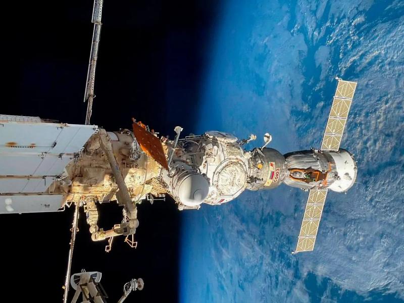 Космонавты РФ справились с нештатной ситуацией при работе в открытом космосе