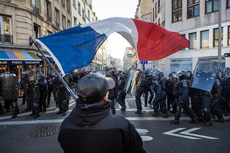 &laquo;Макрон, уходи!&raquo;: В Париже прошли массовые протесты против властей