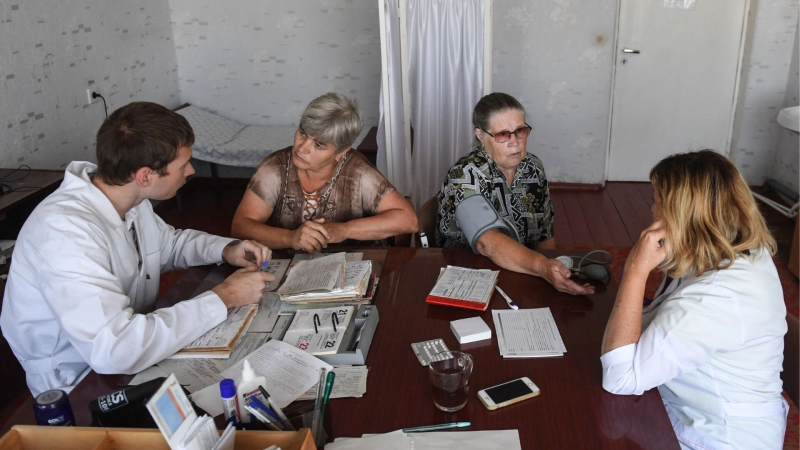 &laquo;Пациенты прокормят&raquo;. Власть экономит на врачах, народ боится лечиться