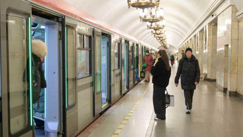 Последнего красного &laquo;Балтийца&raquo; привезли в петербургское метро (фото)