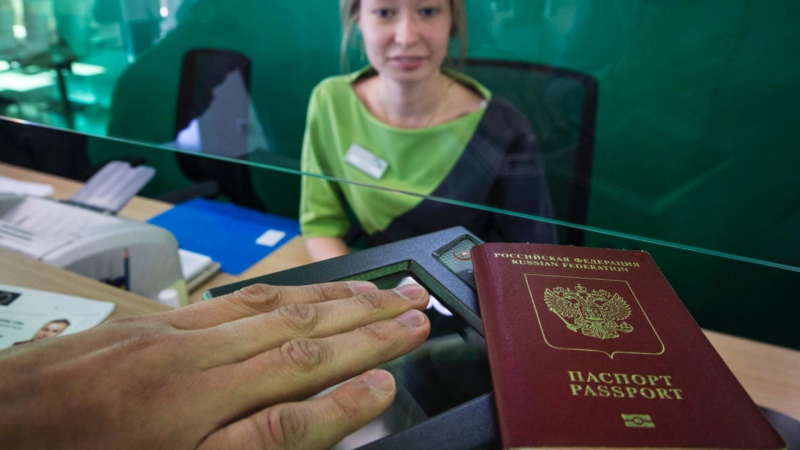 Теперь и биометрия: въезд граждан России в Шенгенскую зону стал сложнее и дороже