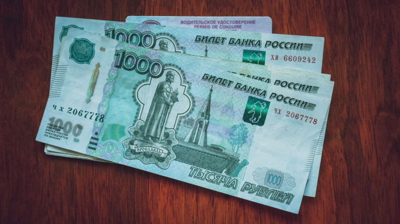 Зарплаты курьеров в Петербурге за год выросли почти на 30 тысяч рублей