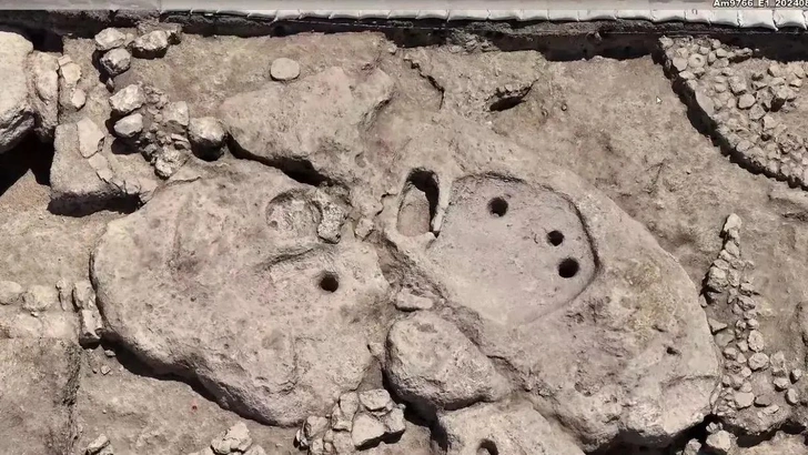 Археологи в Израиле нашли чайник-барана и древнейшую винодельню