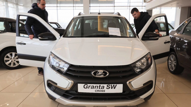 Бум продаж на авторынке: россияне скупают иномарки, &laquo;АвтоВАЗ&raquo; в яме