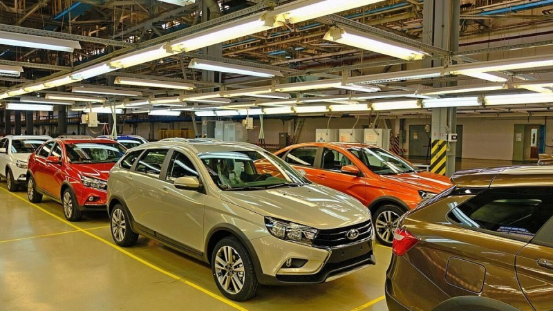 Бум продаж на авторынке: россияне скупают иномарки, &laquo;АвтоВАЗ&raquo; в яме