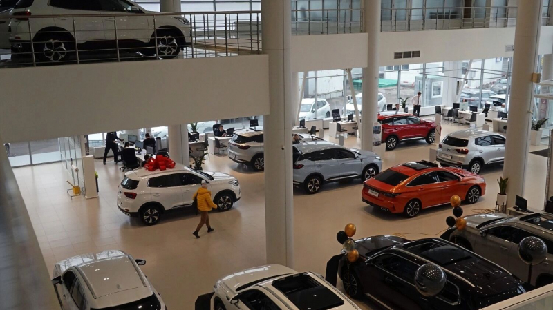 Бум продаж на авторынке: россияне скупают иномарки, &laquo;АвтоВАЗ&raquo; в яме