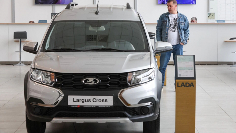 Бум продаж на авторынке: россияне скупают иномарки, &laquo;АвтоВАЗ&raquo; в яме
