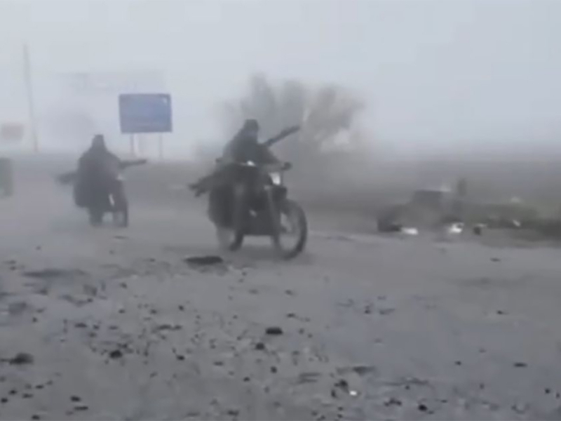 &laquo;Добро пожаловать во вселенную Безумного Макса&raquo;: колонна штурмовиков ВС РФ зашла в Покровск, попав на видео