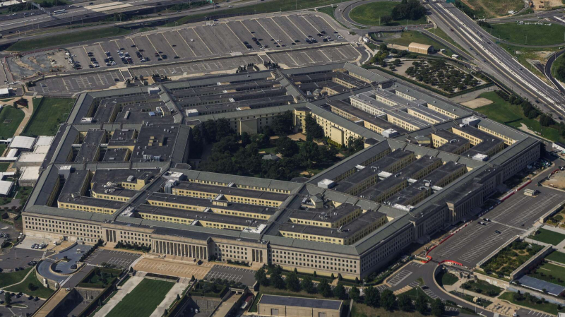 Министерства обороны в США больше нет: глава Пентагона лично сменил табличку