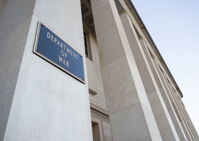 Министерства обороны в США больше нет: глава Пентагона лично сменил табличку
