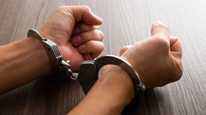 Пытался задушить жену: в Петербурге задержали мужчину после семейного скандала