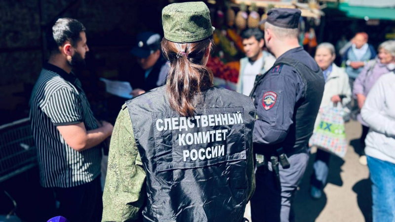 У миграционного центра в Петербурге нелегалов искали с собаками